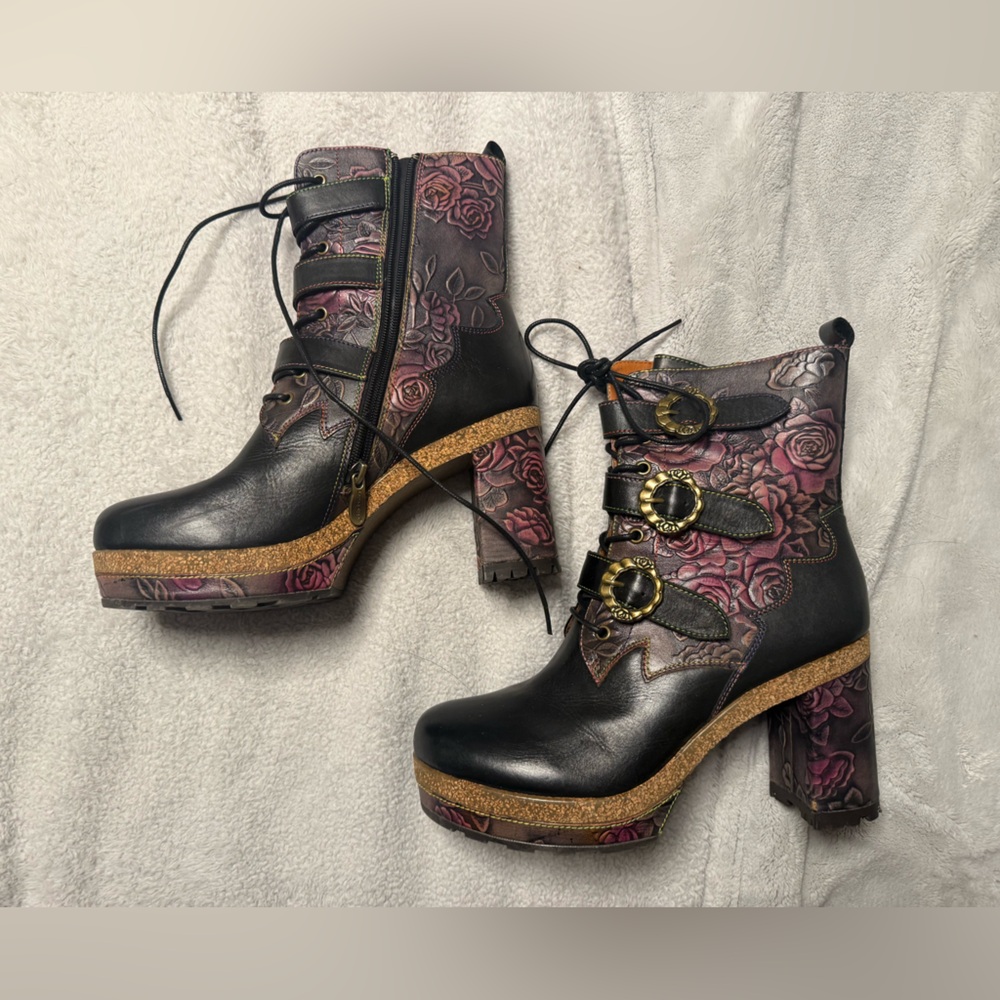 L'Artiste: Elegant Black and Purple Lace-Up Boots